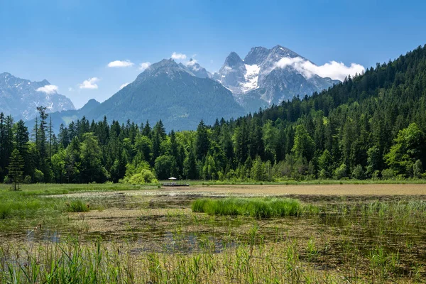 View of the idyllic Taubensee and the Hochkalter mountain range, Ramsau in summer, Bavaria, Germany — стоковое фото