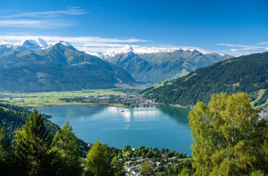 Gemi Zell gölü üzerinde yelken açar Salzburger, Zell am See, Avusturya, Avrupa 'da yaz mevsiminde bir alp manzarasına bakın