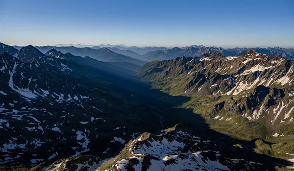 朝の光のオーストリアの山の風景,チロル,オーストリア,ヨーロッパ — ストック写真