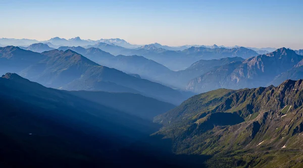 朝の光のオーストリアの山の風景,チロル,オーストリア,ヨーロッパ — ストック写真