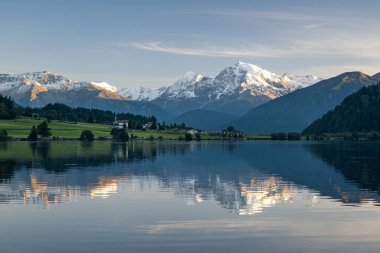 Ortler 'in karla kaplı zirvesi cennet Haidersee, Güney Tyrol, İtalya ve Avrupa' ya yansıyor.