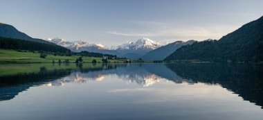 Ortler 'in karla kaplı zirvesi Reschenpass, Güney Tyrol, İtalya ve Avrupa' daki cennet Haidersee 'ye yansıyor.