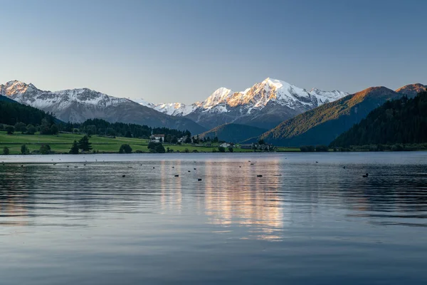 Sabah ışığında dağ manzarası, Ortler Haidersee, Reschenpass, Güney Tyrol, İtalya, Avrupa 'ya yansıdı