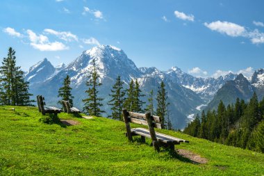 Karlı Hochkalter ve Watzmann, Ramsau, Berchtesgaden, Bavyera, Almanya manzaralı Toter Mann dağında Idyllic koltuklar