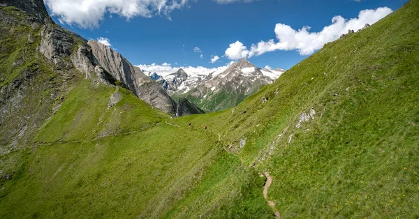 在奥地利 萨尔茨堡州 卡普兰 霍河陶恩的山路上远足的情侣 — 图库照片