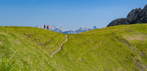 Young Couple Hiking Background Berchtesgaden Alps Zell See Pinzgau Salzburger — ストック写真