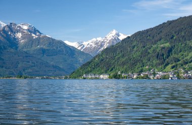 Zell am kasabasının merkezinde etkileyici Kitzsteinhorn 'un önünde sulara yansıyan manzara, Salzburger Toprakları, Avusturya, Avrupa