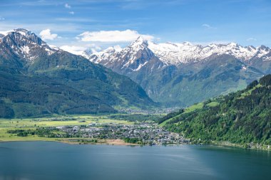 Yaz, Salzburger Toprakları, kasaba ve göl Zell am etkileyici kar kaplı Kitzsteinhorn, Zell am See, Pinzgau, Salzburger Land, Avusturya, Avrupa