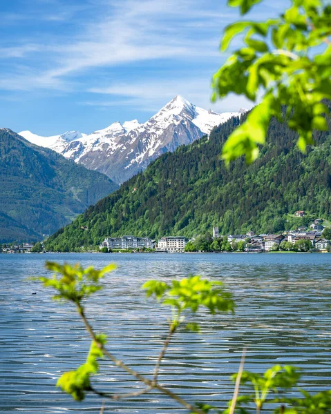 Summer in Salzburger Land, town and lake Zell am See in front of the impressive snow-capped Kitzsteinhorn, Zell am See, Pinzgau, Salzburger Land, Austria, Europe