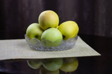 Taze sonbahar sarı elmaları tabakta