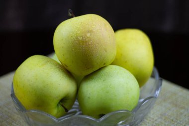 Taze sonbahar sarı elmaları tabakta