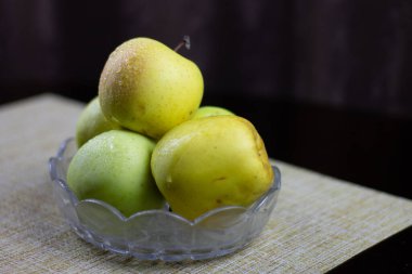 Taze sonbahar sarı elmaları tabakta