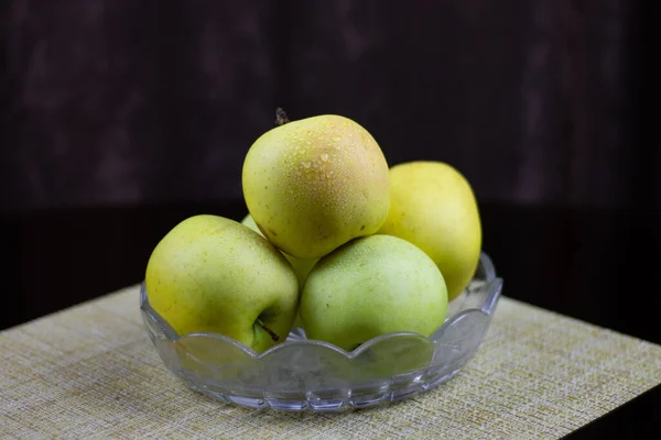 Świeże Jesienne Żółte Jabłka Talerzu — Zdjęcie stockowe
