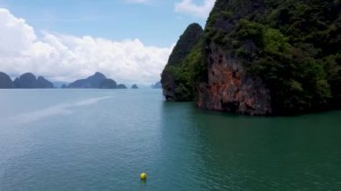 Tayland 'ın Phang Nga Körfezi' ndeki yüksek kireçtaşı kayalıkları, yukarıdan görünüyor.