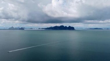 Tayland 'ın Phang Nga eyaletinin kayaları, adaları ve dağları büyük bir yükseklikten görünüyor.