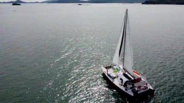 Tropikal denizlerde yelkenli katamaran, İHA 'dan görüş.