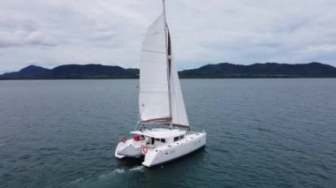 Yelkenleri açık katamaran yelkenli, sancak tarafından görüş.