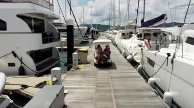 Golf arabası, insansız hava aracının görüntüsü ile geminin yolcularını rıhtımdaki bindirme alanına getirir.