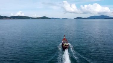 Phuket yakınlarındaki körfezde, İHA 'dan görülen uzun kuyruklu bir tekne.