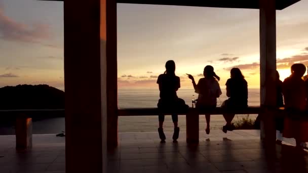 Tourists Watch Sunset Sea Observation Deck Mountain — стокове відео