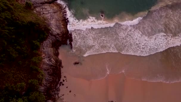 Felsen Und Strand Bei Sonnenuntergang Rot Angemalt Blick Aus Einer — Stockvideo