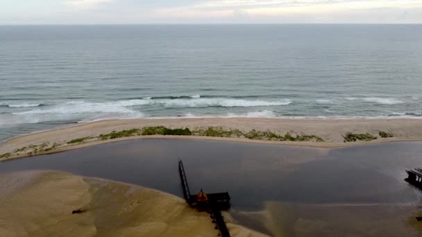 Brücke Über Ruhiges Wasser Der Bucht Vor Dem Meeresstrand Mit — Stockvideo