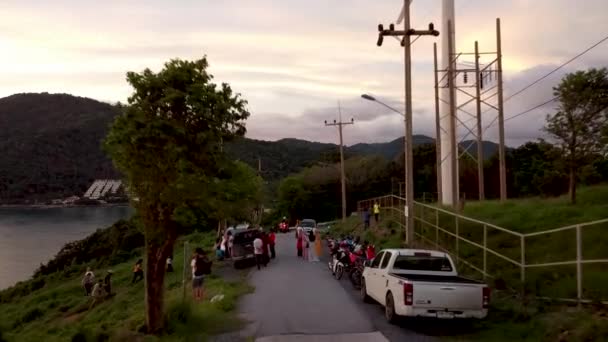 许多人来到普吉南部的观景台观看日落 — 图库视频影像