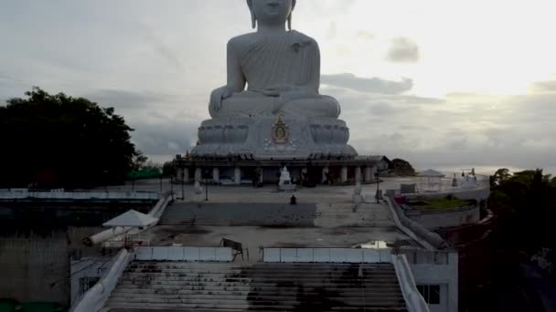 Guy Sits Lotus Position Big Buddha Statue Background View Height — 图库视频影像