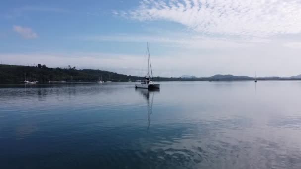 Segling Katamaran Står Havet Fjärran Närmar Sig Drönaren Närmare — Stockvideo