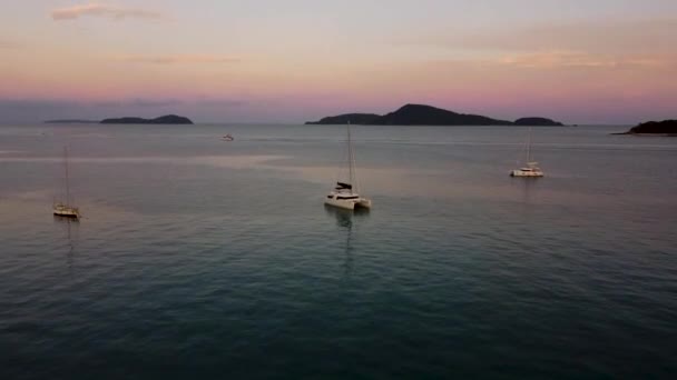 Плавання Катамарана Якорі Заході Сонця Тропіках Вид Зверху — стокове відео
