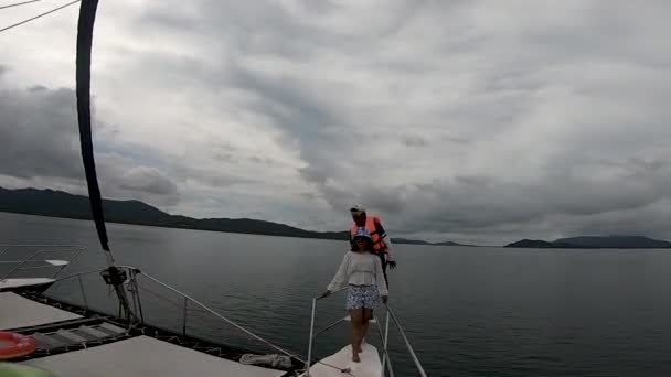 Thais Turisták Pózolnak Egy Vitorlás Katamarán Egy Hajóút Során — Stock videók