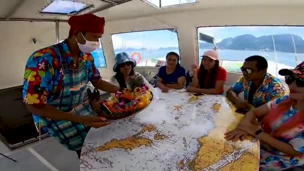 Der Koch Des Segel Katamarans Verwöhnt Seine Gäste Bei Einer — Stockvideo