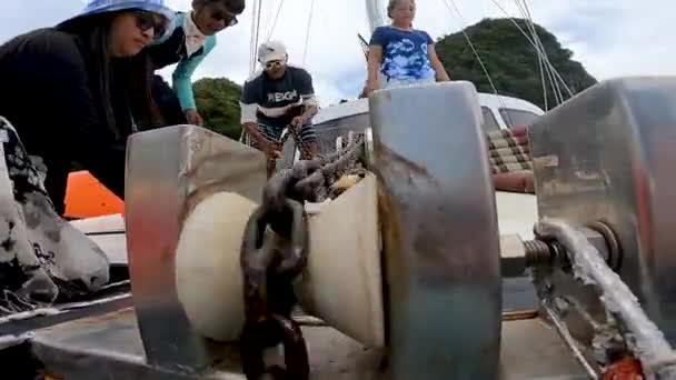 Bemanning Van Zeilcatamaran Laat Het Anker Zakken Tijdens Ankerplaats — Stockvideo