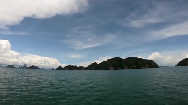 ボート旅行中にセーリングカタマランの側面から遠くの島々の景色 — ストック動画