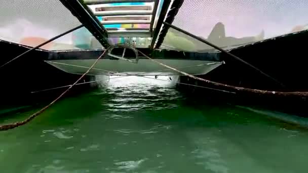 波に浮かぶカタマランのセーリング 海底下の正面ビュー — ストック動画