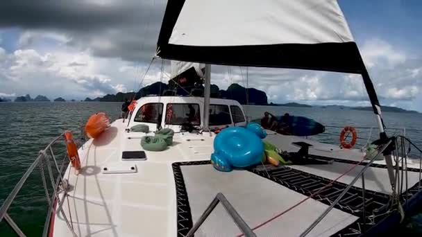 Catamaran Voile Avec Voiles Ouvertes Glisse Lentement Travers Mer Sous — Video