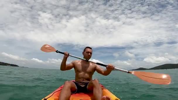 Homme Blanc Ramant Sur Kayak Haute Mer — Video