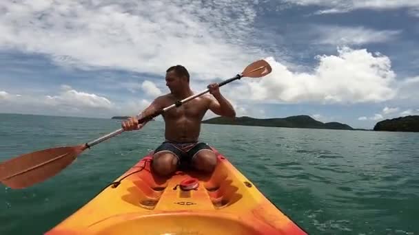 Pria Kulit Putih Mendayung Kayak Laut Lepas — Stok Video