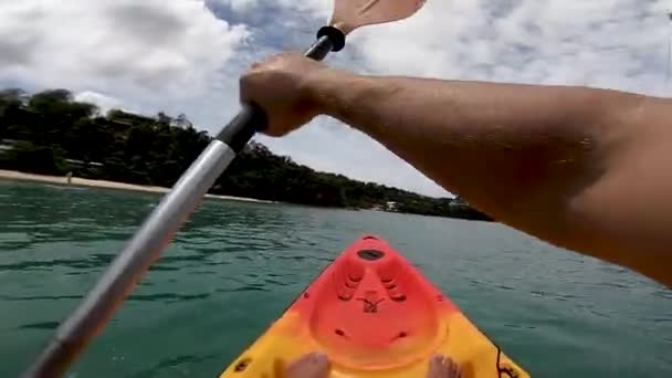 Uomo Che Rema Kayak Sul Mare Nella Baia Vista Prima — Video Stock
