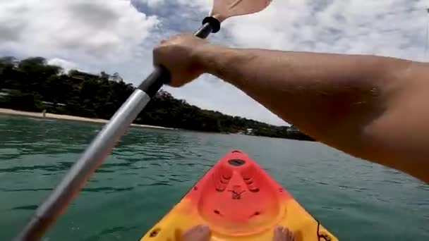 Ein Mann Rudert Mit Einem Kajak Auf Dem Meer Der — Stockvideo