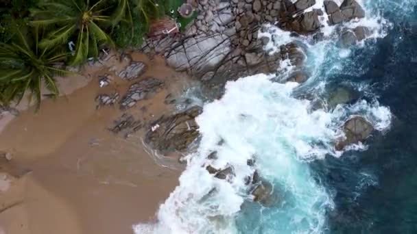 Tropická Pláž Pobřeží Ostrova Vlny Narážejí Kameny Palmy Pohled Výšky — Stock video