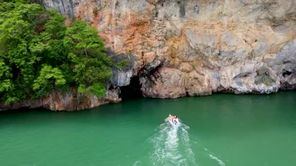 Туристи Надувному Човні Входять Печеру Скелі Тропіках Вид Дрона — стокове відео