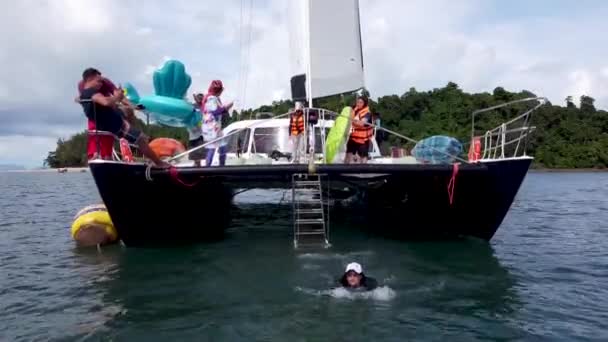Arkadaşlar Kıza Şişme Yüzük Takar Sonra Bir Diğeri Turistler Yelkenli — Stok video