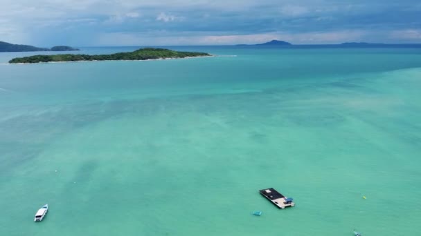 在普吉岛的拉瓦伊湾 距离普吉岛很近的岛屿 从高处俯瞰大海 — 图库视频影像