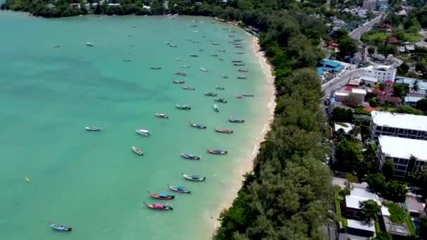Rawai Beach Phuket Ben Hosszúfarkú Hajók Parton — Stock videók