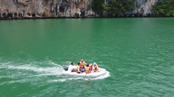 Kaptan Tayland Daki Mağaralarda Yürüdükten Sonra Turistleri Motorlu Tekneye Bindirip — Stok video