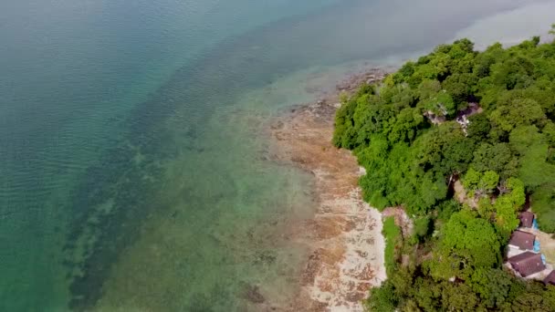 Aerial View Tropical Island Sandy Beach Shallows Shore — Vídeo de Stock