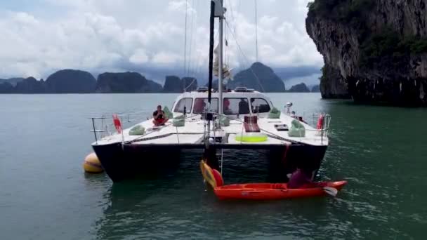 Ragazza Nuotare Cuscino Gonfiabile Dalla Prua Catamarano Vela Mentre Viaggia — Video Stock