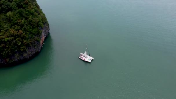 Catamarán Vela Encuentra Mar Tropical Cerca Isla Vista Desde Arriba — Vídeo de stock