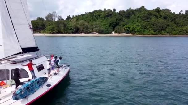 Passagerare Segling Katamaran Upptagna Ombord Med Fiske Och Grillning — Stockvideo